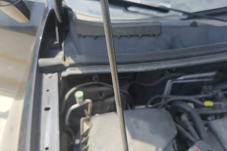 Used Buick Encore 2013 1.4T Automatic Two-Wheel Drive Elite Model Engine Bay Right
