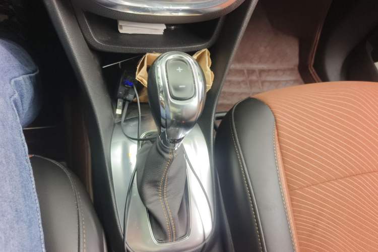 Used Buick Encore 2013 1.4T Automatic Two-Wheel Drive Leading Model Gear Lever