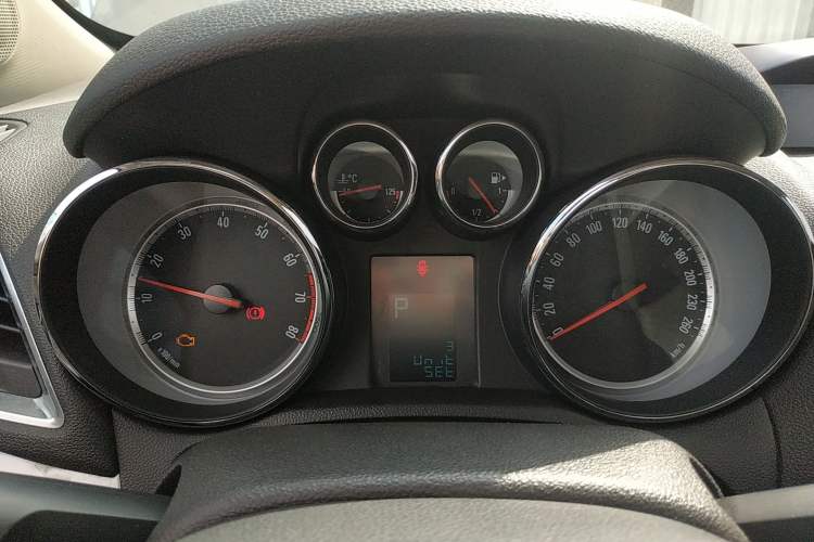 Used Buick Encore 2013 1.4T Automatic Two-Wheel Drive Elite Model Instrument Cluster
