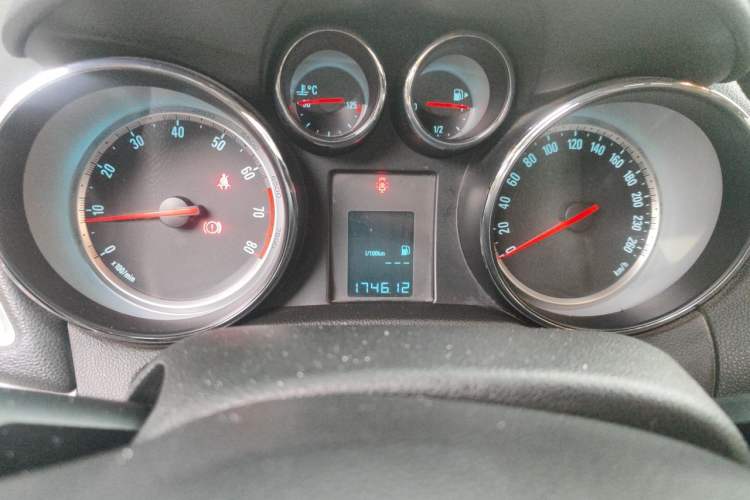 Used Buick Encore 2013 1.4T Manual Two-Wheel Drive Entry Model Odometer Close Up