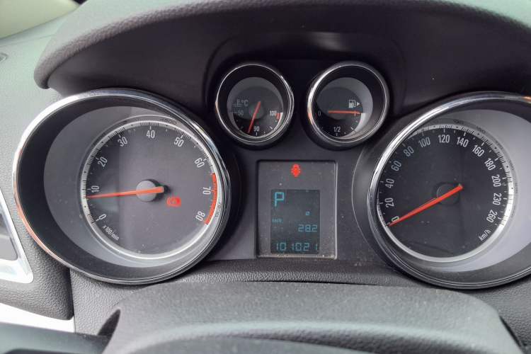 Used Buick Encore 2013 1.4T Automatic Two-Wheel Drive Elite Model Instrument Cluster