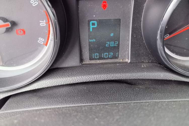 Used Buick Encore 2013 1.4T Automatic Two-Wheel Drive Elite Model Odometer Close Up
