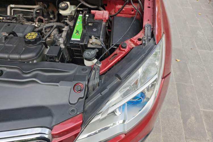 Used Buick Encore 2013 1.4T Automatic Two-Wheel Drive Elite Model Engine Bay Left