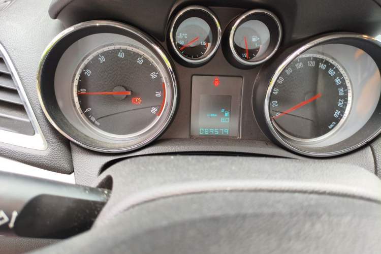 Used Buick Encore 2013 1.4T Manual Two-Wheel Drive Entry Model Odometer Close Up