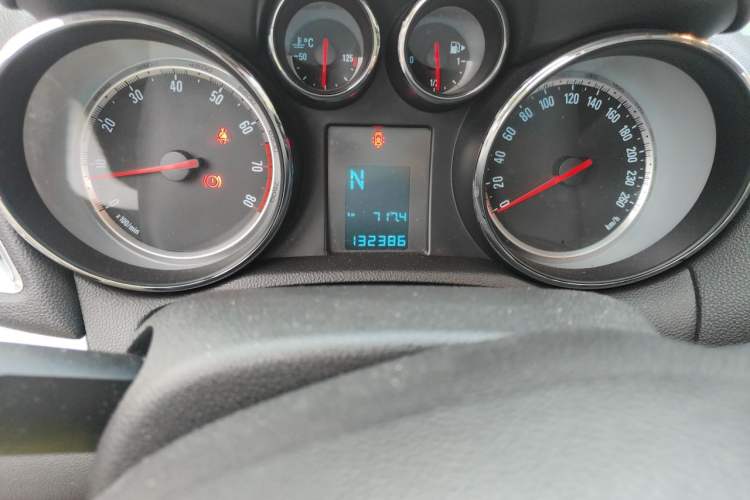 Used Buick Encore 2013 1.4T Automatic Two-Wheel Drive Elite Model Odometer Close Up