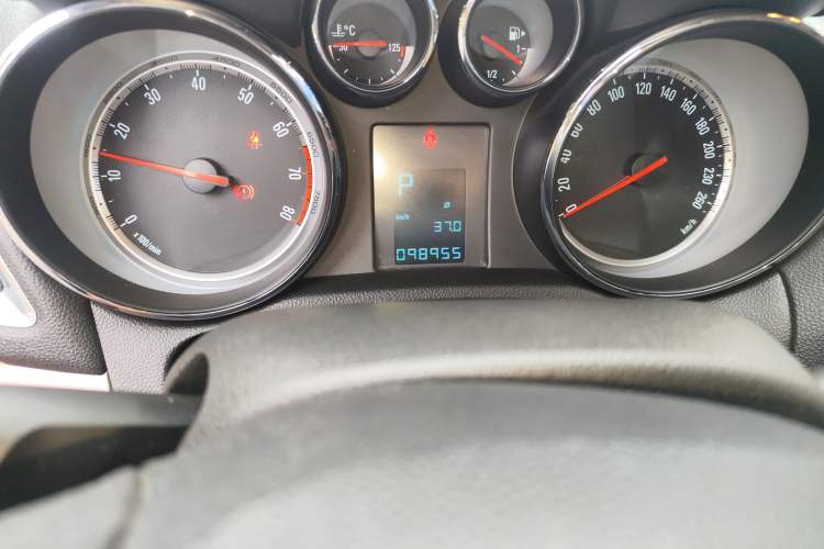 Used Buick Encore 2013 1.4T Automatic Two-Wheel Drive Leading Model Odometer Close Up