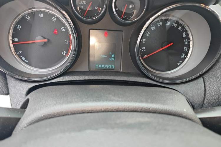 Used Buick Encore 2013 1.4T Automatic Two-Wheel Drive Elite Model Odometer Close Up