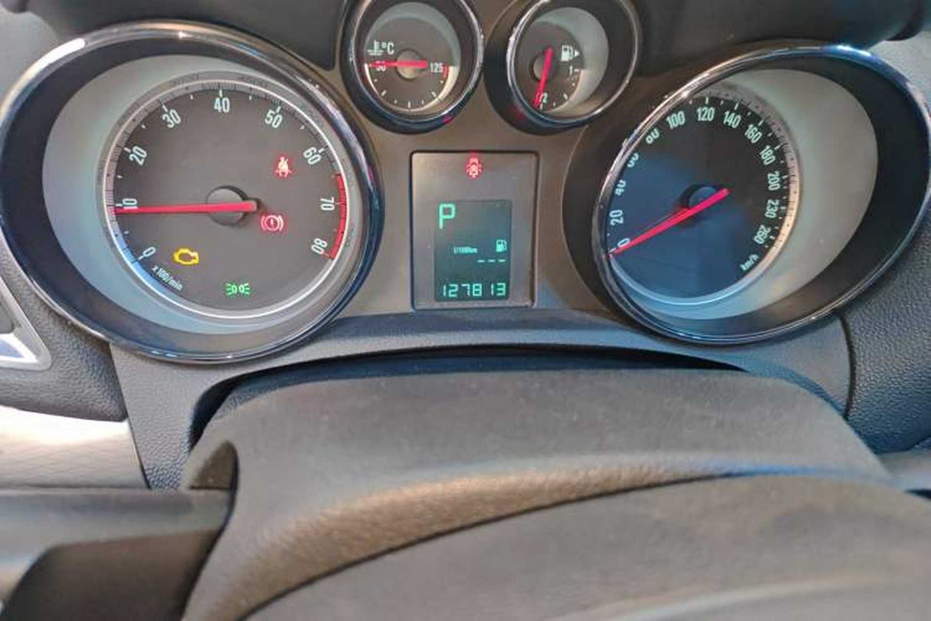 Used Buick Encore 2013 1.4T Automatic Two-Wheel Drive Leading Model Odometer Close Up