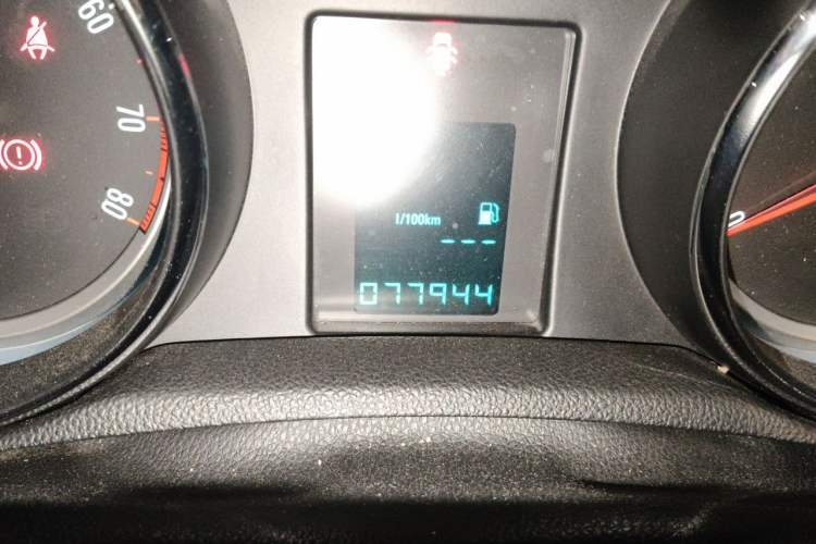 Used Buick Encore 2013 1.4T Automatic Two-Wheel Drive Elite Model Odometer Close Up