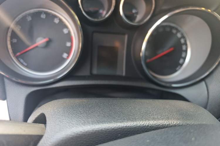 Used Buick Encore 2013 1.4T Manual Two-Wheel Drive Entry Model Odometer Close Up