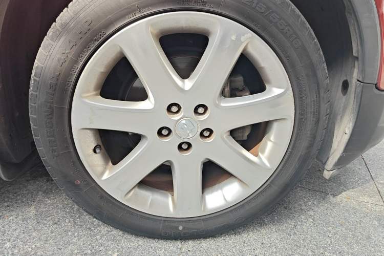 Used Buick Encore 2013 1.4T Automatic Two-Wheel Drive Elite Model Right Front Wheel Hub