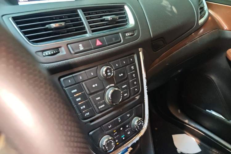 Used Buick Encore 2013 1.4T Automatic Two-Wheel Drive Elite Model Audio And AC Panel