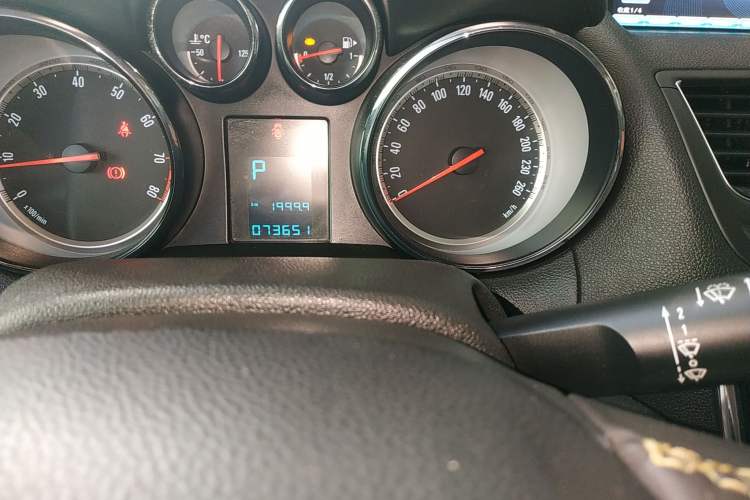 Used Buick Encore 2013 1.4T Automatic Two-Wheel Drive Leading Model Odometer Close Up