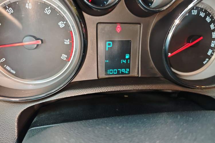 Used Buick Encore 2013 1.4T Automatic Two-Wheel Drive Elite Model Odometer Close Up