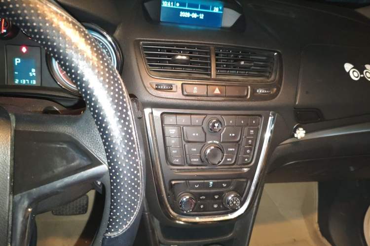 Used Buick Encore 2013 1.4T Automatic Two-Wheel Drive Elite Model Audio And AC Panel