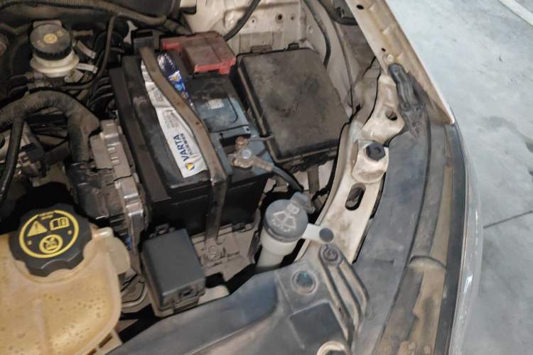 Used Buick Encore 2013 1.4T Automatic Two-Wheel Drive Elite Model Engine Bay Left