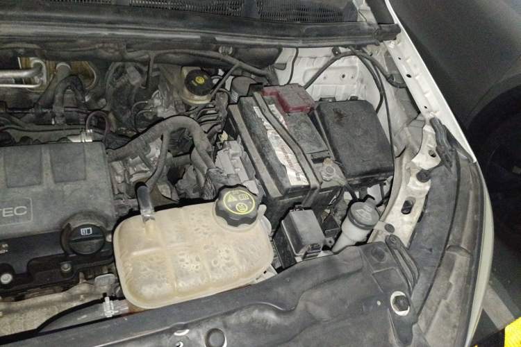 Used Buick Encore 2013 1.4T Automatic All-Wheel Drive Flagship Edition Engine Bay Left