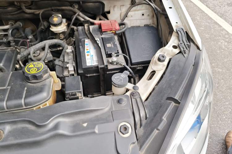 Used Buick Encore 2013 1.4T Automatic All-Wheel Drive Flagship Edition Engine Bay Left