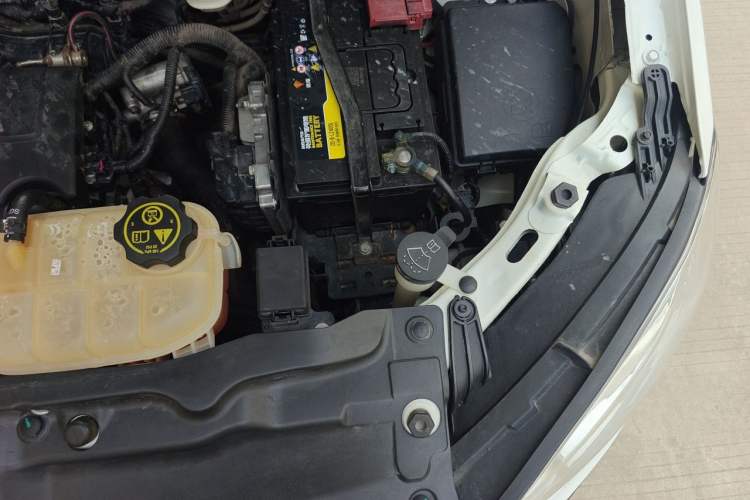 Used Buick Encore 2013 1.4T Automatic All-Wheel Drive Flagship Edition Engine Bay Left