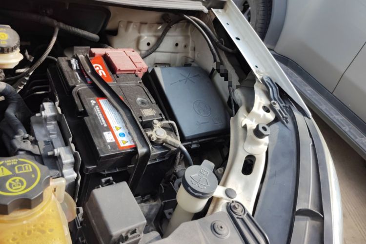 Used Buick Encore 2013 1.4T Automatic Two-Wheel Drive Elite Model Engine Bay Left