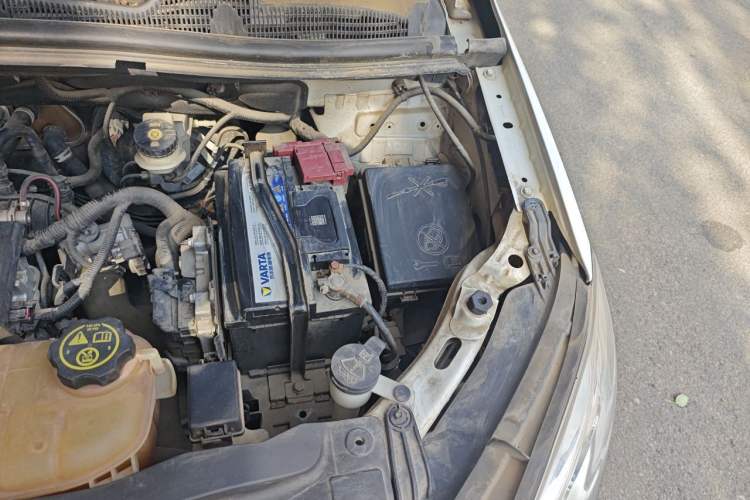 Used Buick Encore 2013 1.4T Automatic Two-Wheel Drive Leading Model Engine Bay Left