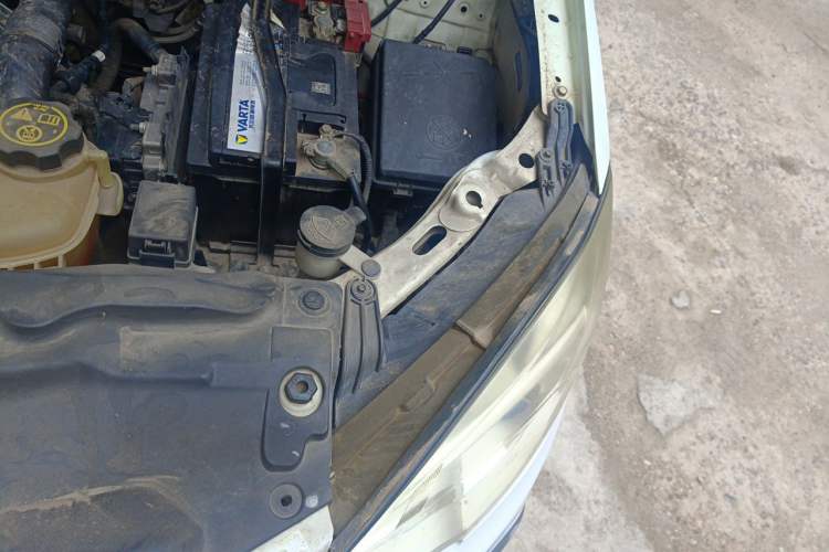 Used Buick Encore 2013 1.4T Automatic Two-Wheel Drive Elite Model Engine Bay Left