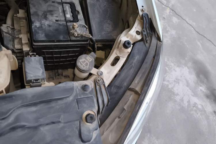 Used Buick Encore 2013 1.4T Automatic Two-Wheel Drive Elite Model Engine Bay Left