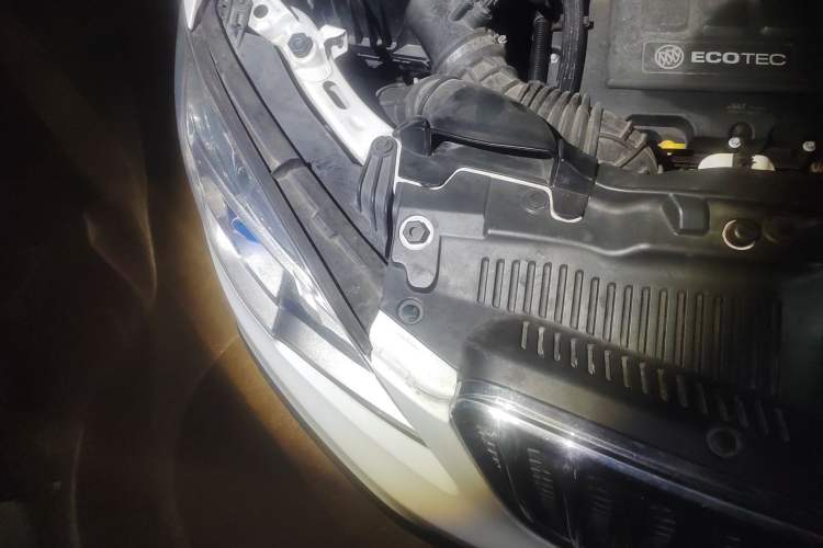 Used Buick Encore 2013 1.4T Automatic Two-Wheel Drive Elite Model Engine Bay Right
