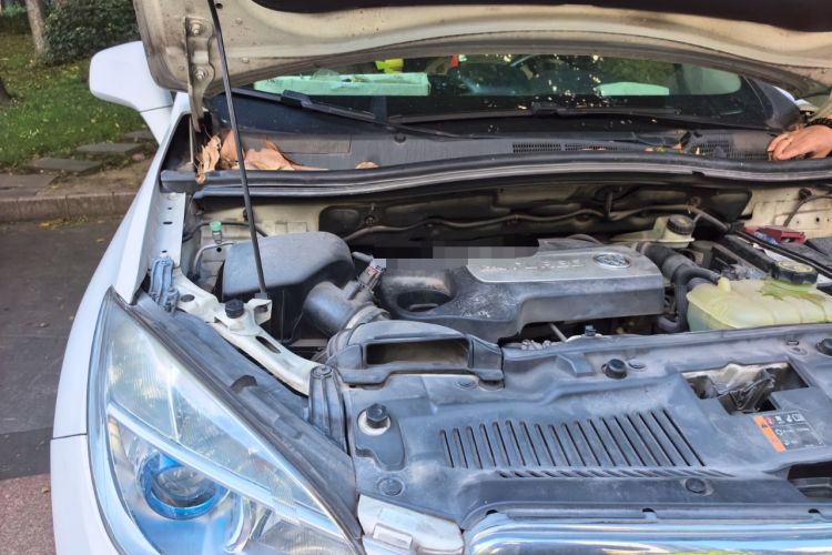 Used Buick Encore 2013 1.4T Automatic All-Wheel Drive Flagship Edition Engine Bay Right