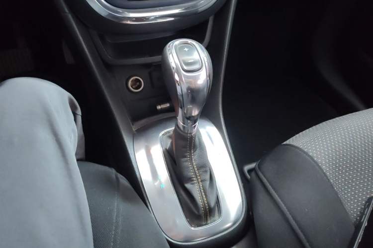 Used Buick Encore 2013 1.4T Automatic Two-Wheel Drive Leading Model Gear Lever