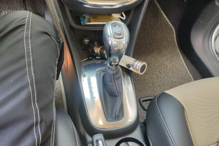 Used Buick Encore 2013 1.4T Automatic Two-Wheel Drive Leading Model Gear Lever