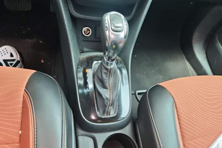 Used Buick Encore 2013 1.4T Automatic Two-Wheel Drive Leading Model Gear Lever