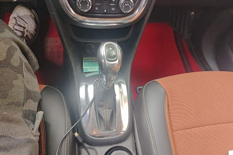 Used Buick Encore 2013 1.4T Automatic Two-Wheel Drive Leading Model Gear Lever