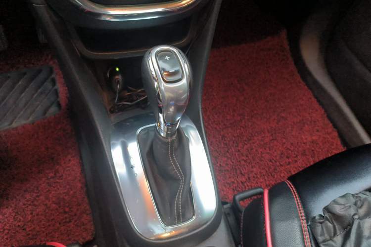 Used Buick Encore 2013 1.4T Automatic Two-Wheel Drive Leading Model Gear Lever