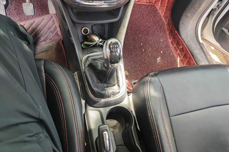 Used Buick Encore 2013 1.4T Manual Two-Wheel Drive Entry Model Gear Lever