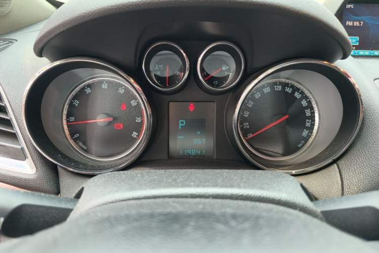Used Buick Encore 2013 1.4T Automatic Two-Wheel Drive Leading Model Instrument Cluster