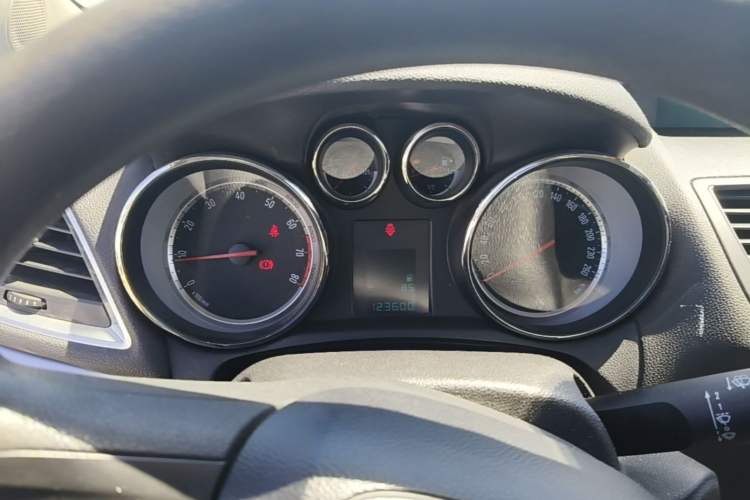 Used Buick Encore 2013 1.4T Manual Two-Wheel Drive Entry Model Instrument Cluster