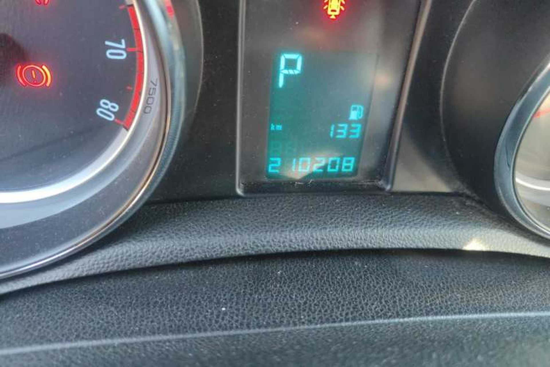 Used Buick Encore 2013 1.4T Automatic Two-Wheel Drive Elite Model Odometer Close Up