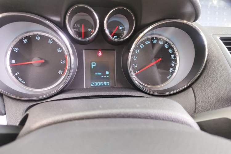 Used Buick Encore 2013 1.4T Automatic Two-Wheel Drive Elite Model Odometer Close Up