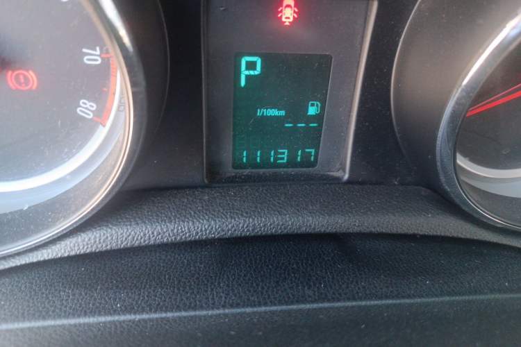 Used Buick Encore 2013 1.4T Automatic Two-Wheel Drive Elite Model Odometer Close Up