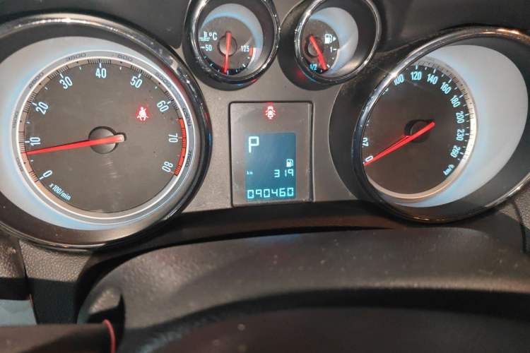 Used Buick Encore 2013 1.4T Automatic Two-Wheel Drive Elite Model Odometer Close Up