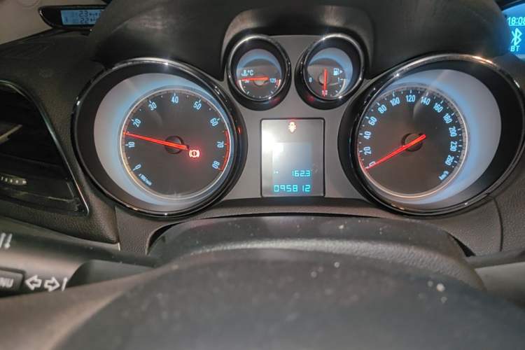 Used Buick Encore 2013 1.4T Automatic Two-Wheel Drive Elite Model Odometer Close Up