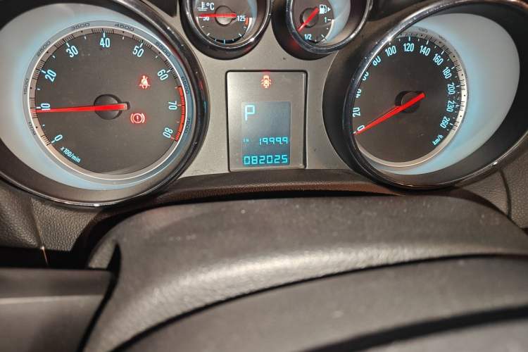 Used Buick Encore 2013 1.4T Automatic Two-Wheel Drive Elite Model Odometer Close Up