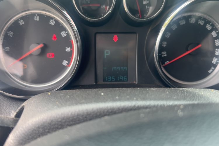 Used Buick Encore 2013 1.4T Automatic Two-Wheel Drive Elite Model Odometer Close Up