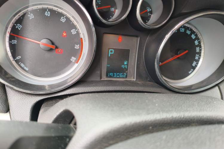 Used Buick Encore 2013 1.4T Automatic Two-Wheel Drive Elite Model Odometer Close Up