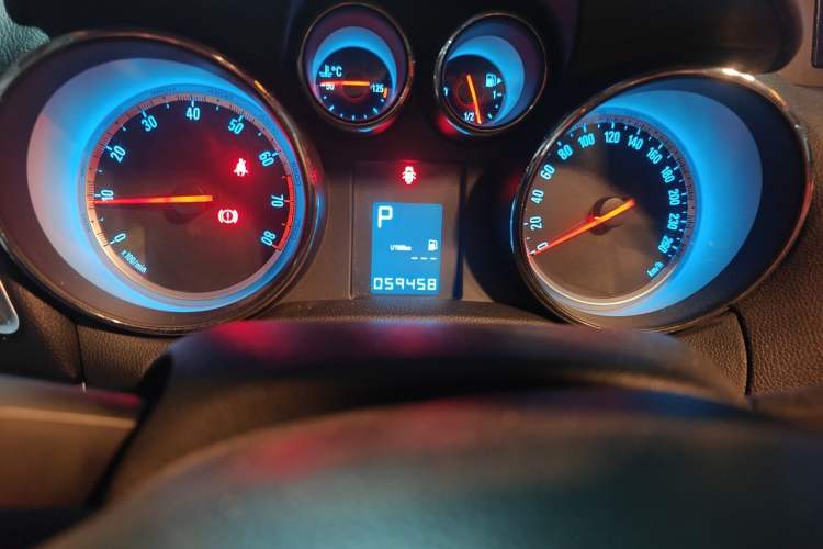 Used Buick Encore 2013 1.4T Automatic Two-Wheel Drive Elite Model Odometer Close Up