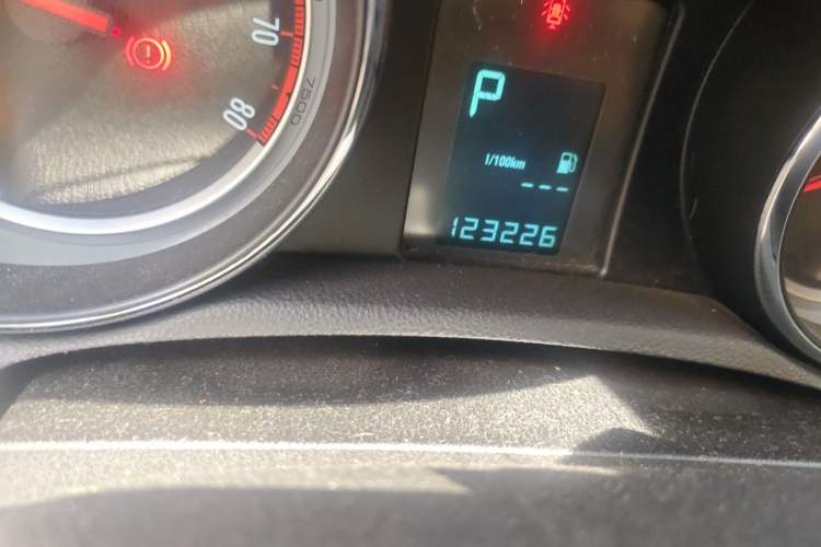 Used Buick Encore 2013 1.4T Automatic Two-Wheel Drive Elite Model Odometer Close Up