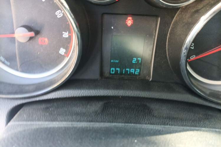 Used Buick Encore 2013 1.4T Manual Two-Wheel Drive Entry Model Odometer Close Up