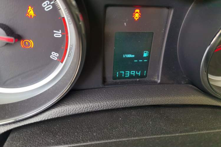 Used Buick Encore 2013 1.4T Manual Two-Wheel Drive Entry Model Odometer Close Up