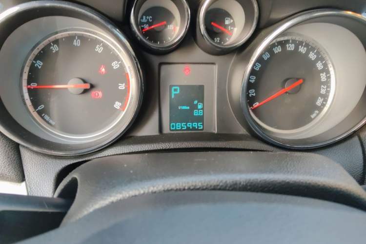 Used Buick Encore 2013 1.4T Automatic Two-Wheel Drive Elite Model Odometer Close Up